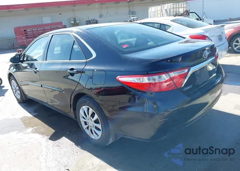 2015 Toyota Camry Le z USA, uszkodzony, nr VIN 4T4BF1FK2FR476016